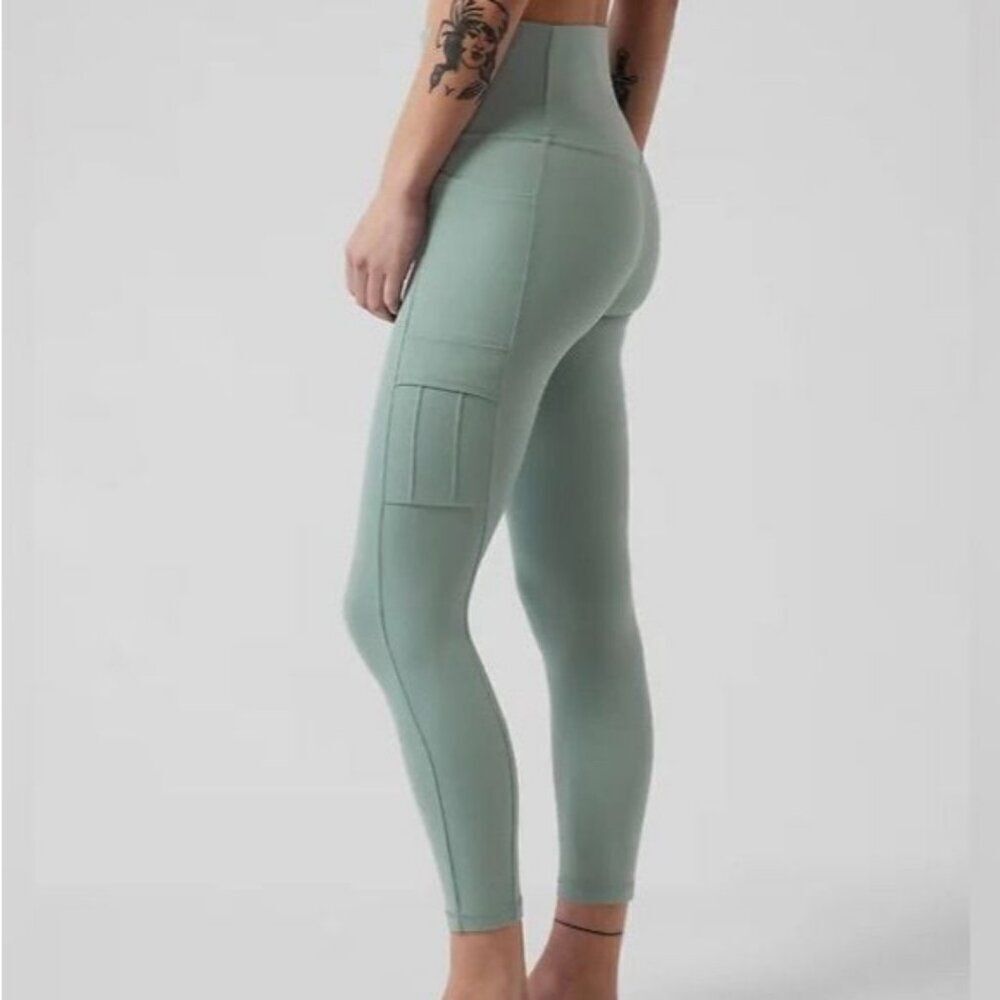 Athleta Salutation Cargo 7/8 pant size Xs petite